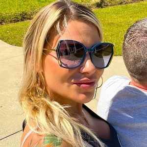 Meet your Posher, Alicia